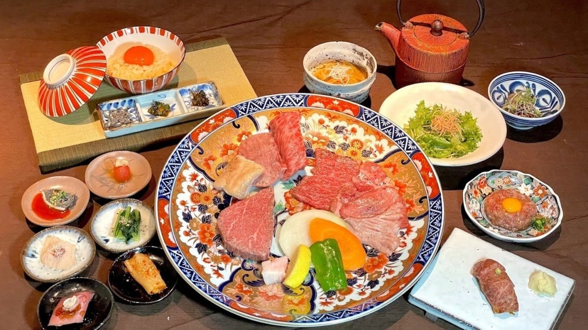 Abendessen mit Yakiniku-Rindfleisch im Nikutei Futago in Shinjuku Tokio