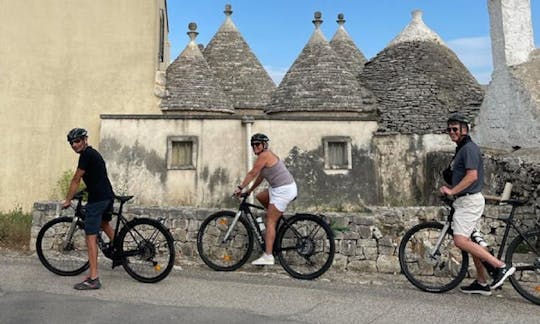 Visita guiada en bicicleta eléctrica a Alberobello con degustación de comida y vino