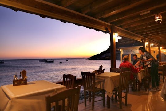 Smaki Santorini jedzenie i wycieczka po winach