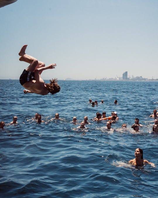Paella en Barcelona y experiencia de crucero a nado
