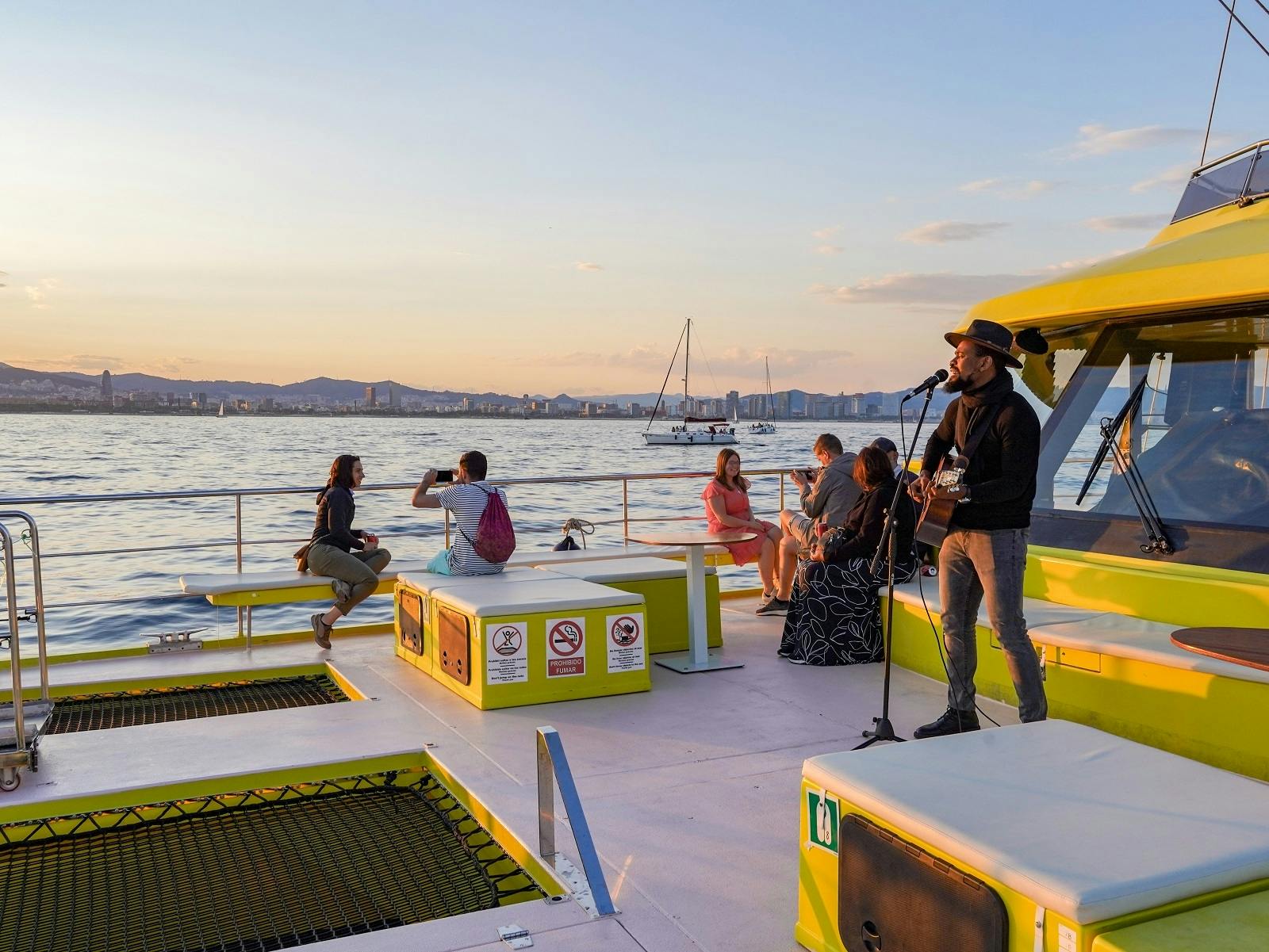 Passeio ecológico de catamarã em Barcelona ao pôr do sol com música ao vivo