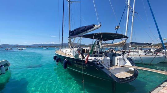Croisière en voilier sur l'île de Tavolara avec déjeuner au départ de San Teodoro