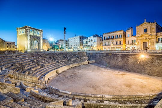 Lecce di notte dalla costa ionica salentina
