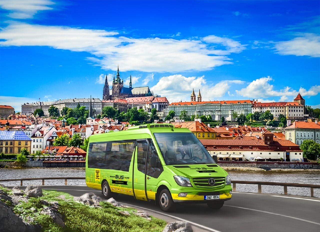 Praga destaca ônibus e passeio a pé