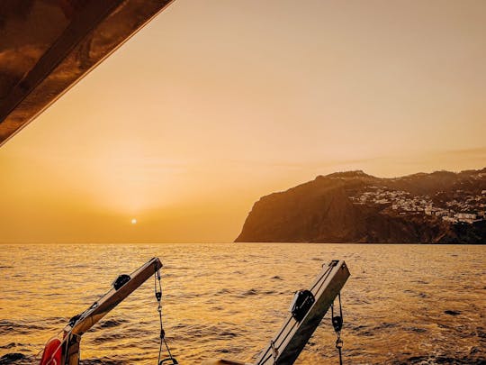 Croisière au coucher du soleil sur le catamaran de luxe Luna au départ de Funchal