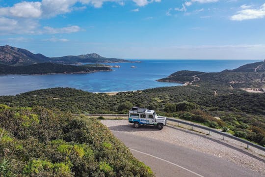 Stranden en bergen van Chia 4x4-tour van een hele dag vanuit Cagliari