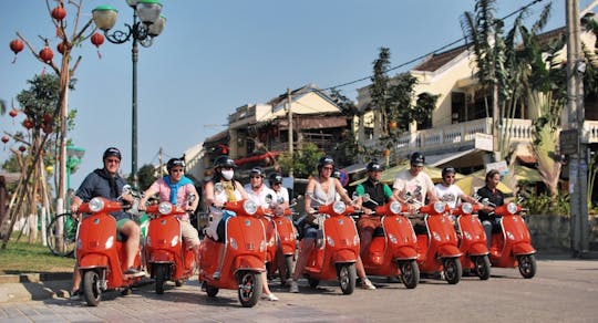 Tour guidato in scooter elettrico della campagna e degli artisti di Hoi An