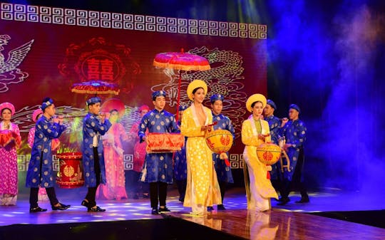 Spettacolo di costumi tradizionali vietnamiti dal vivo nella città di Hue con cena