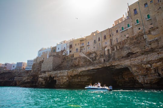 Passeio de barco às cavernas marinhas de Polignano a Mare