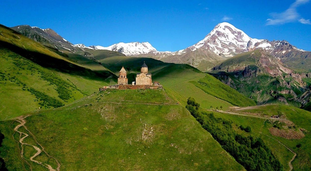 Wycieczka z przewodnikiem po legendarnych krajobrazach Kazbegi, Ananuri i Gudauri