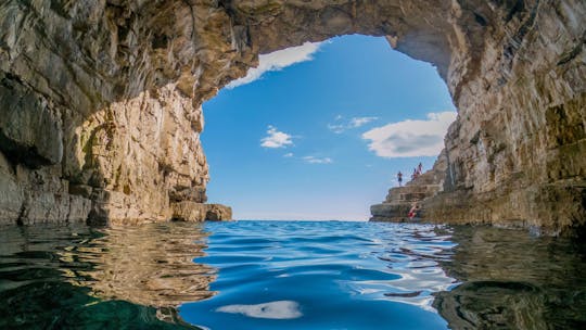 Crociera in barca nella Grotta Azzurra con pranzo, bevande e nuoto