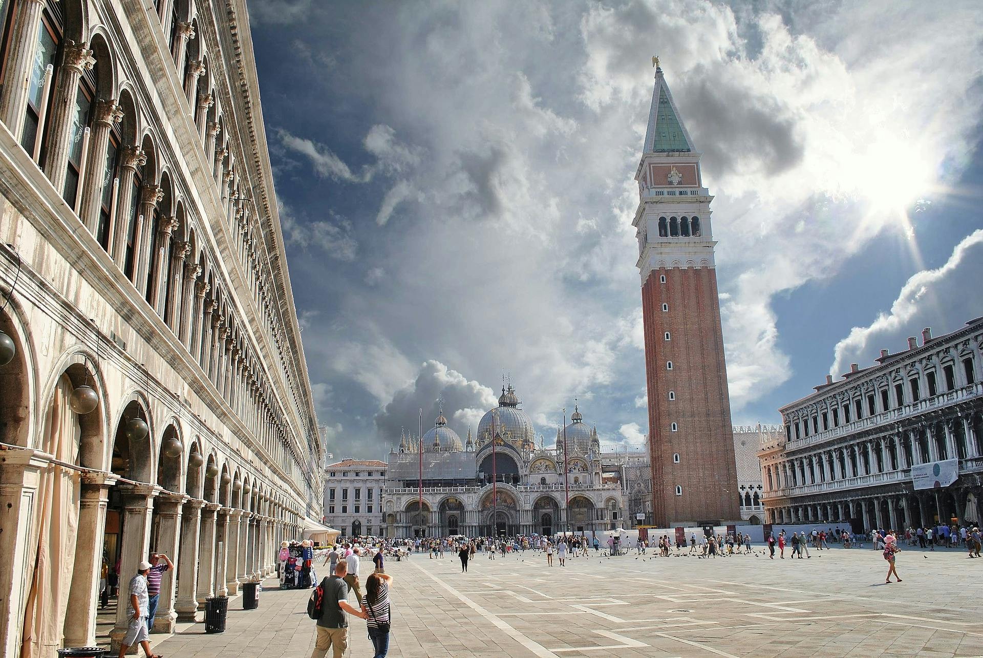 Venice guided walking tour with gondola ride and spritz