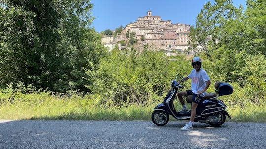 Scopri gli affascinanti Castelli di Arcevia in Vespa