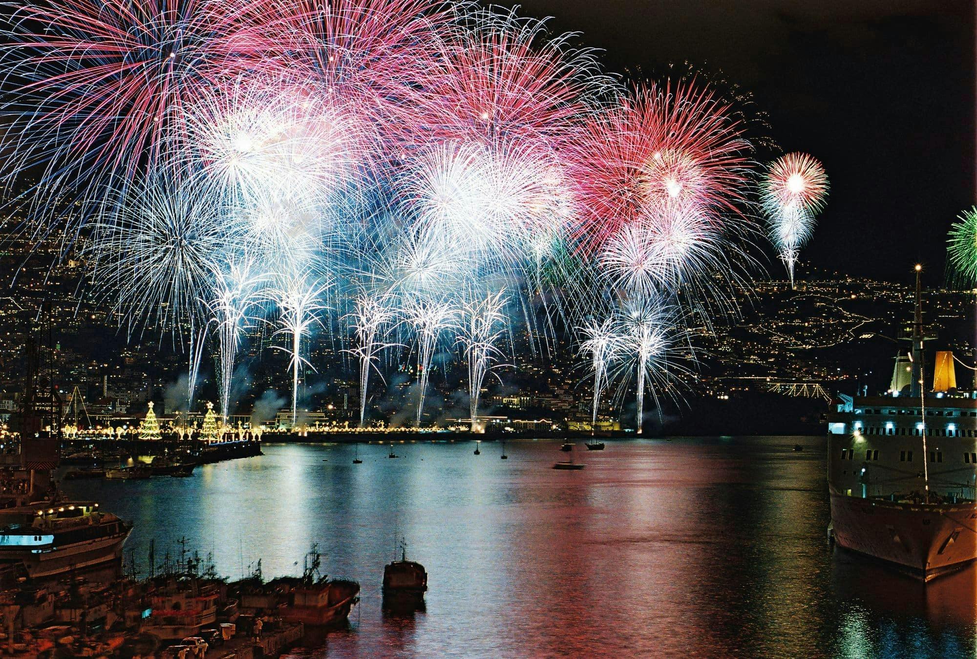 Madeiras Atlantikfest-Feuerwerk an Bord der Living Sea