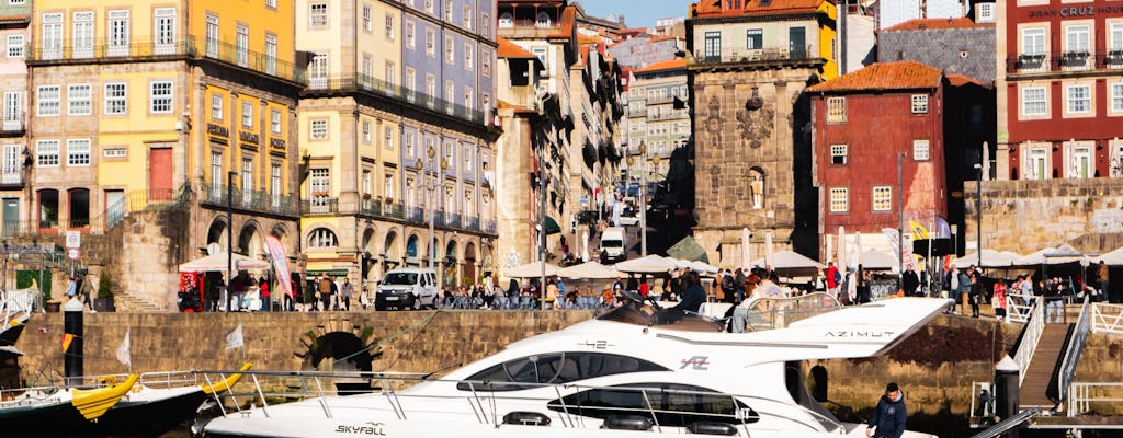 Cruzeiro de iate privado no Rio Douro ao pôr do sol