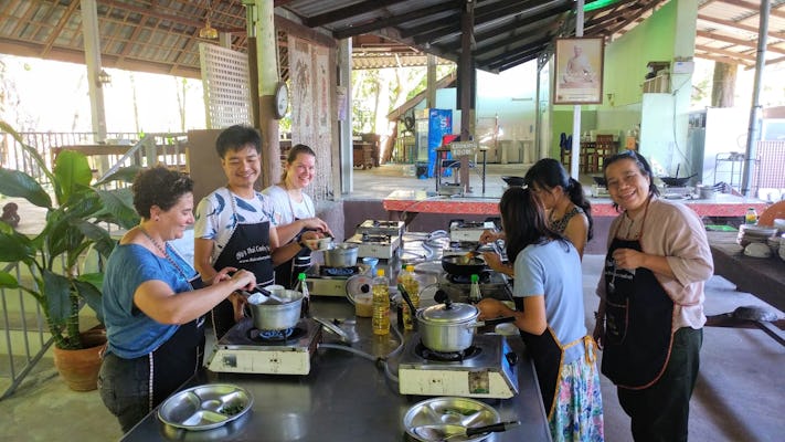 Clase nocturna de cocina tailandesa con el chef Ya en Ao Nang