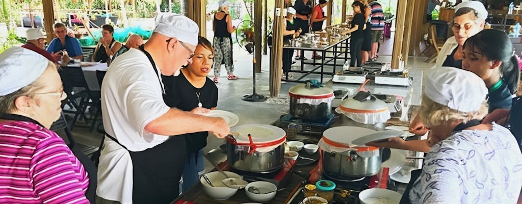 Paseo en barco por Hoi An y experiencia en clases de cocina local.