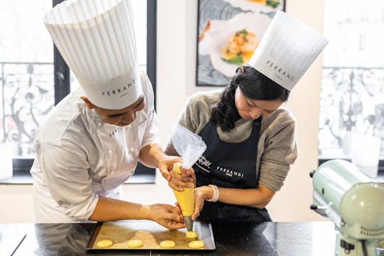 Cours de cuisine Ferrandi sur les secrets des pâtissiers aux Galeries Lafayette de Paris