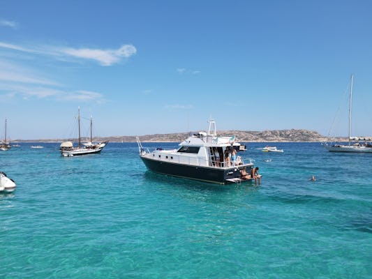 Rejs łodzią motorową La Maddalena Archipel z przystankiem na pływanie