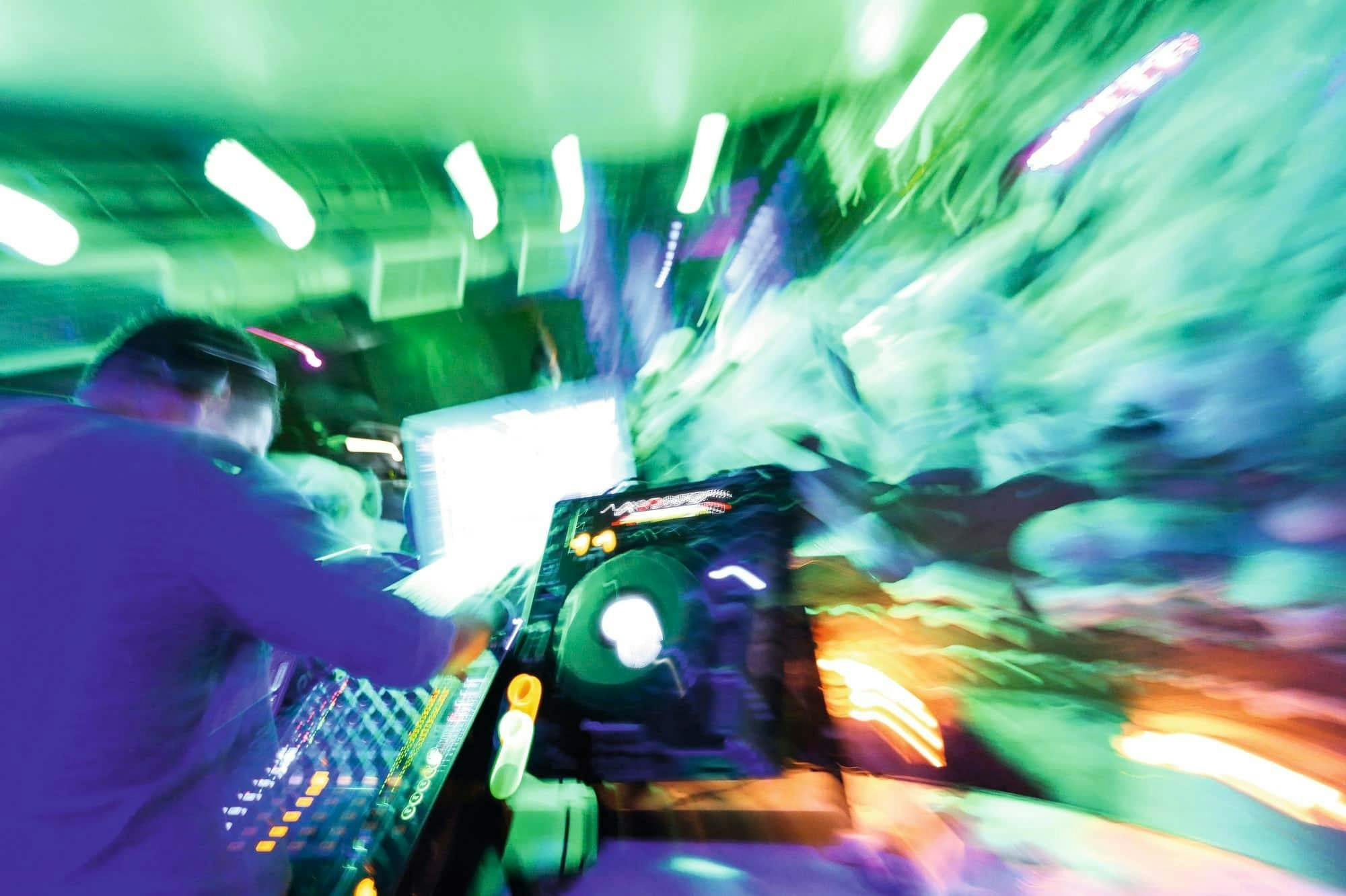 Scena Ayia Napa Projekt na żywo w Pambos Napa Rocks