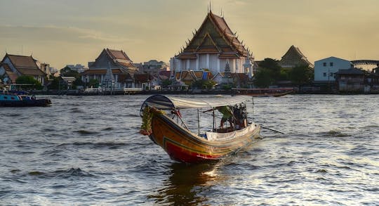 Passeio pelos canais de Bangkok em uma tradicional barcaça de arroz