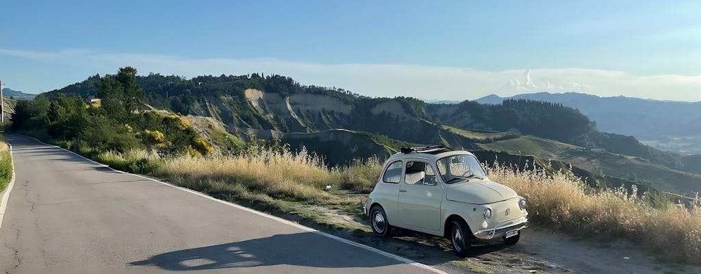 Vintage Fiat 500 begeleide autorit op de heuvels van Bologna
