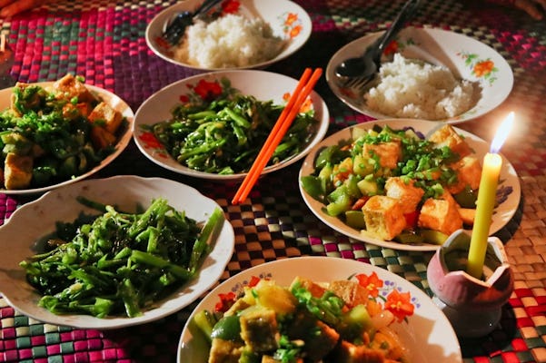 Experiencia de cocina y comida con una familia local en Siem Reap.