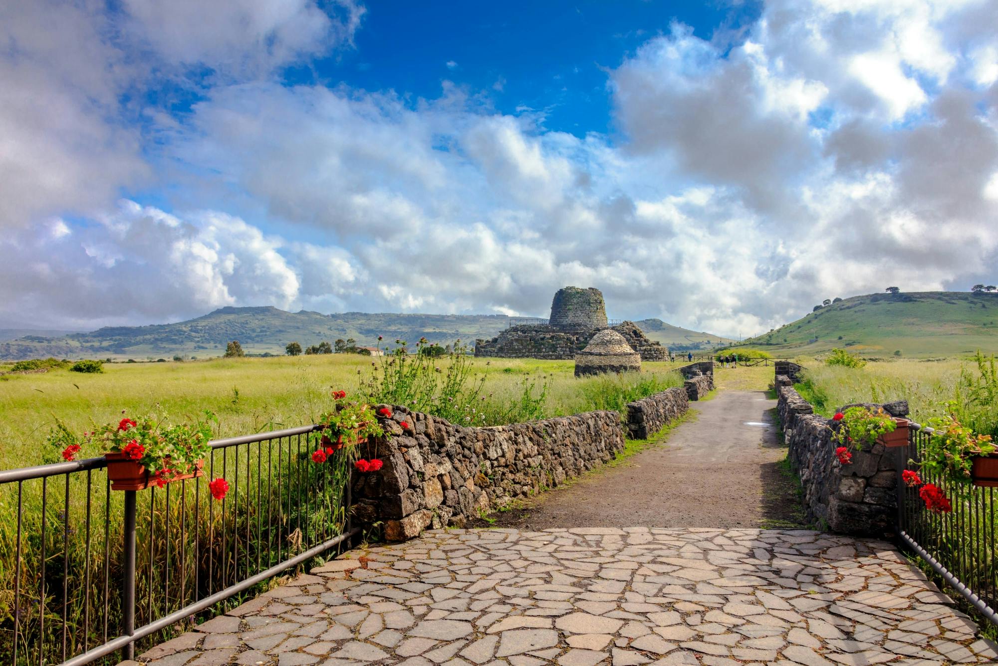 Tour della cultura sarda con visita al nuraghe e pranzo in fattoria