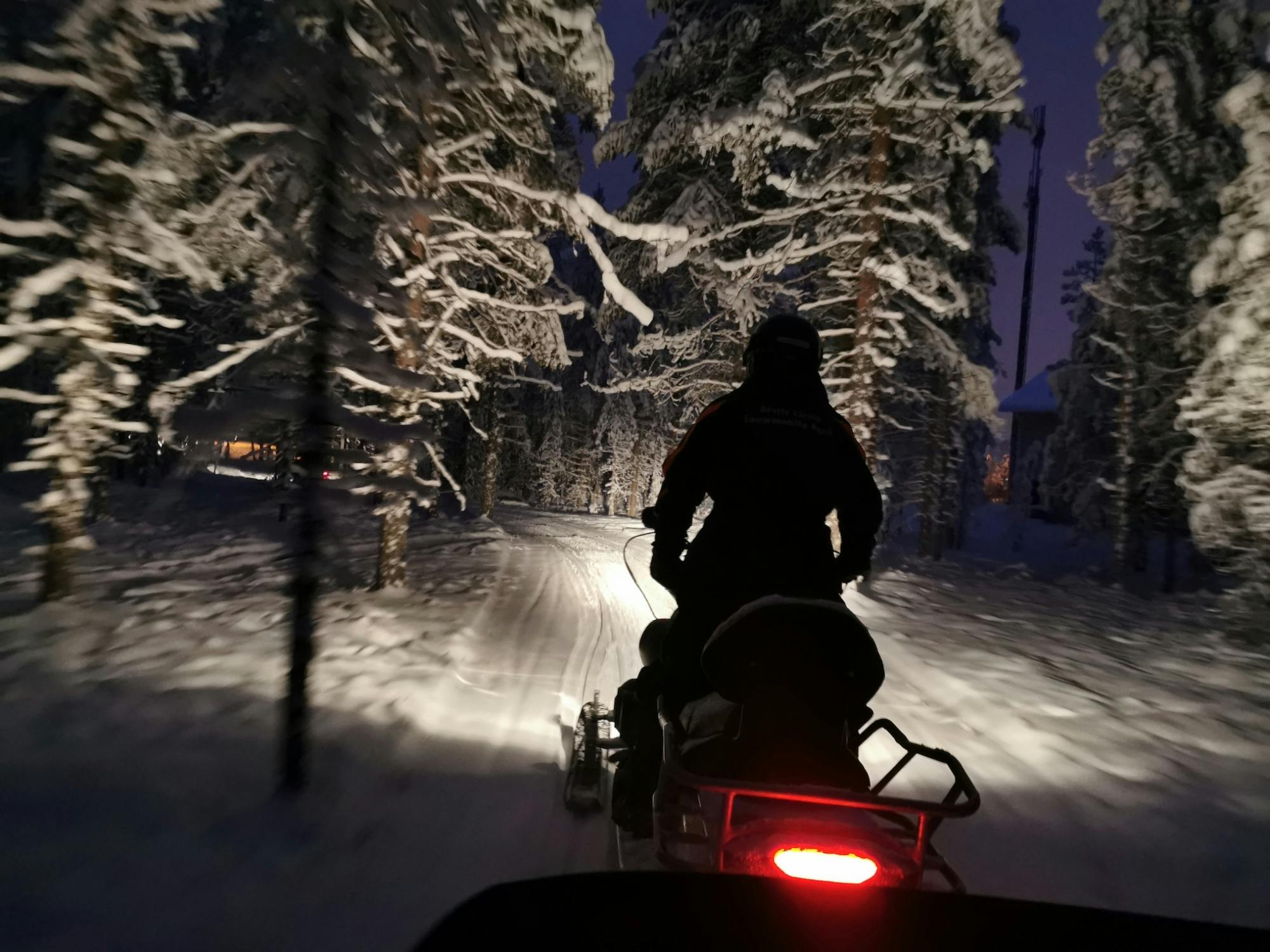 Safári noturno em motos de neve em Rovaniemi