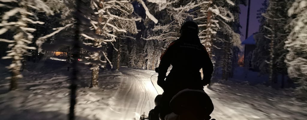 Safari nocturno en moto de nieve en Rovaniemi