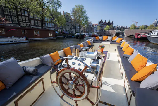 Amsterdam canal cruise with live German commentary