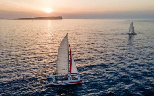 Esperienza premium in catamarano privato di un'intera giornata a Minorca