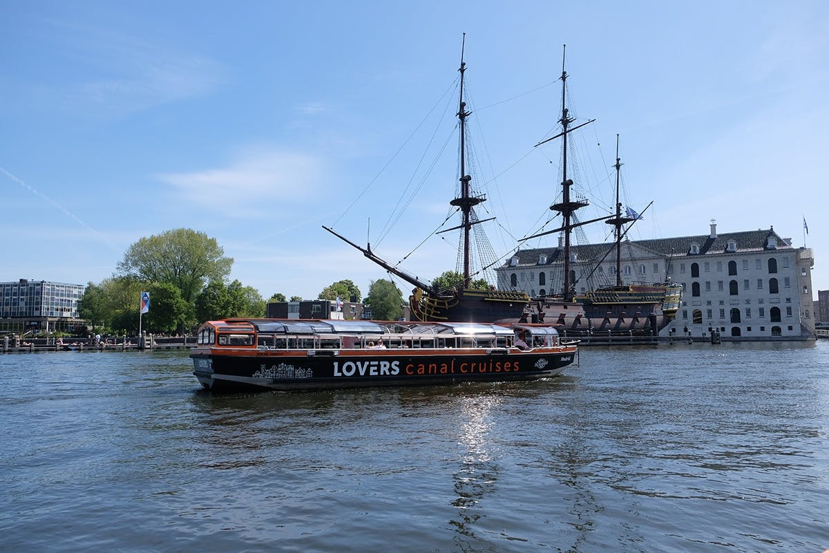 Rejs po kanałach w Amsterdamie częściowo otwartą łodzią