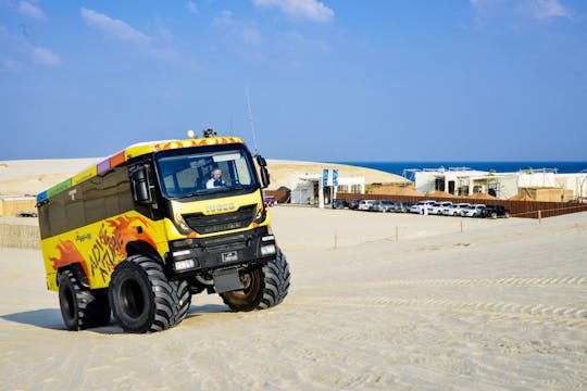Monster bus tour nel deserto con pass giornaliero Al Majles Resort