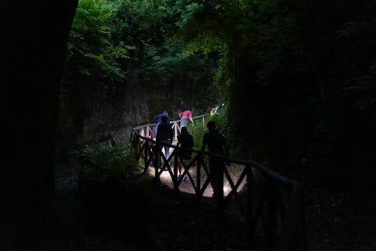 2 uur durende trekkingervaring in de Etruscan Vie Cave 's nachts