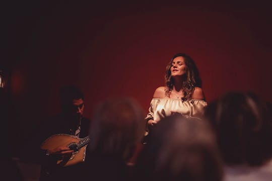 Spectacle de musique fado intime à Lisbonne avec dégustation de vin de Porto