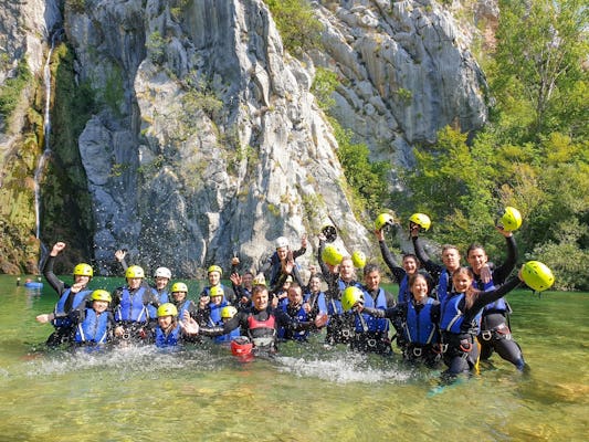 Aventura básica de canyoning no rio Cetina