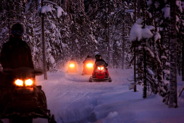 Excursión nocturna en moto de nieve por Kuusamo