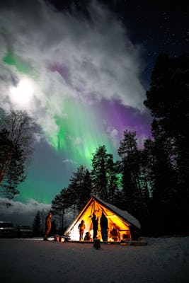 Nocny grill w Laponii na świeżym powietrzu