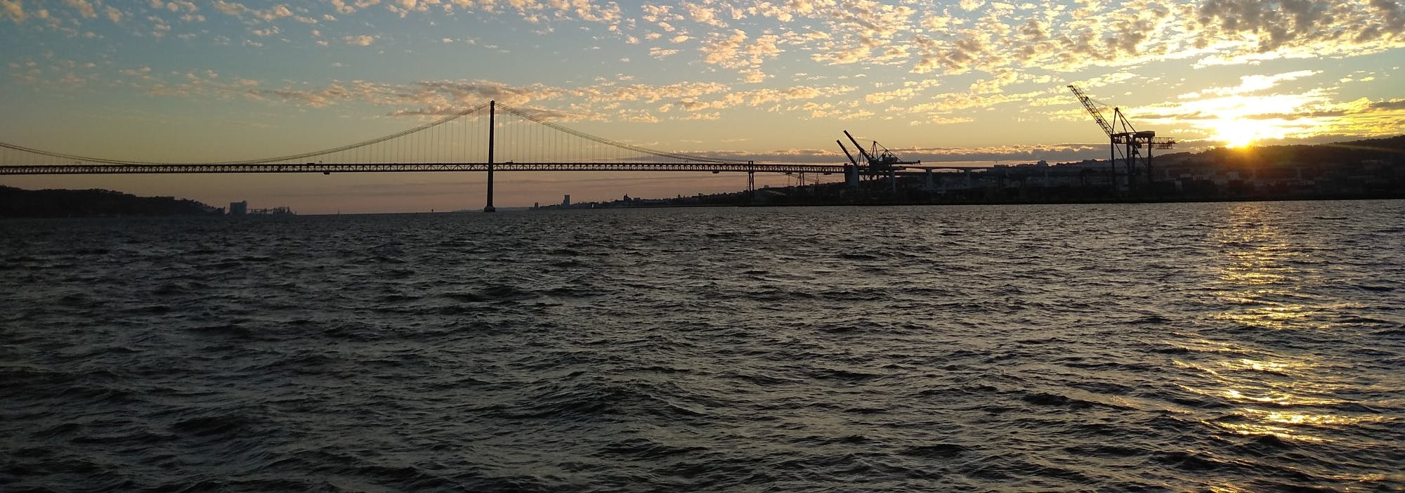 Paseo en barco al atardecer en Lisboa por el estuario del Tajo