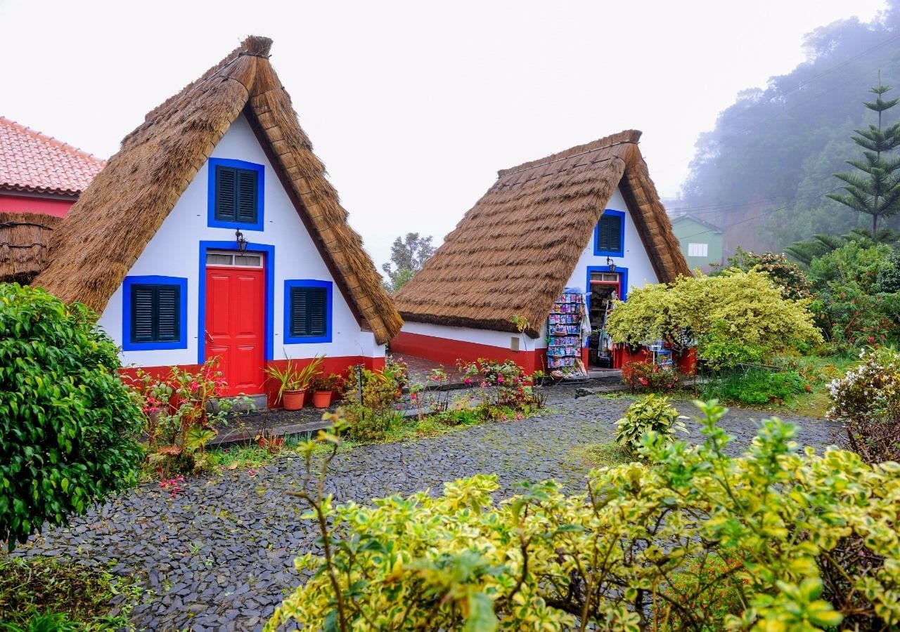 Ganztägige Osttour zur Insel Madeira mit Besuch der Santana-Häuser