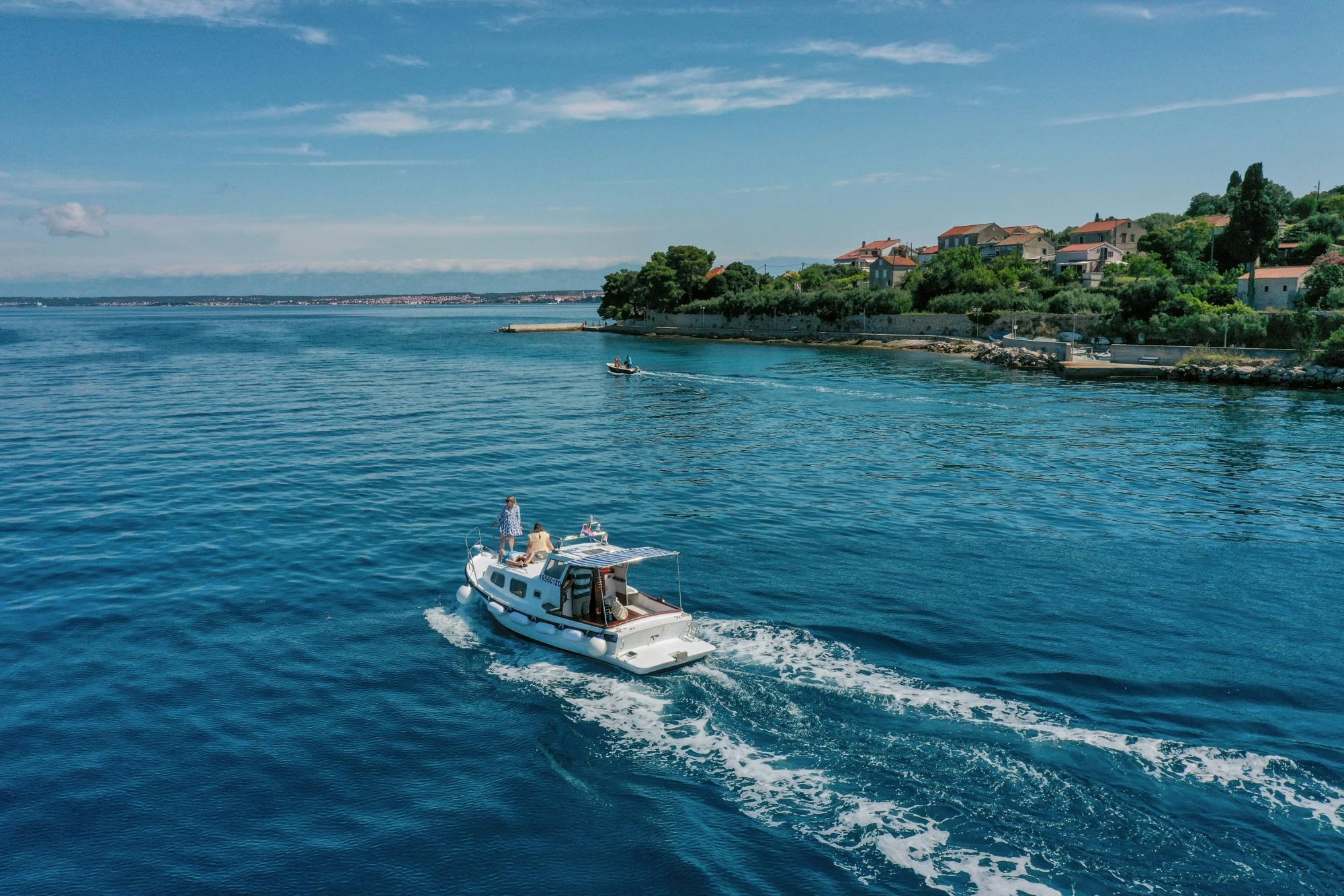 Prywatna łódź na chorwackich wyspach z Zadaru