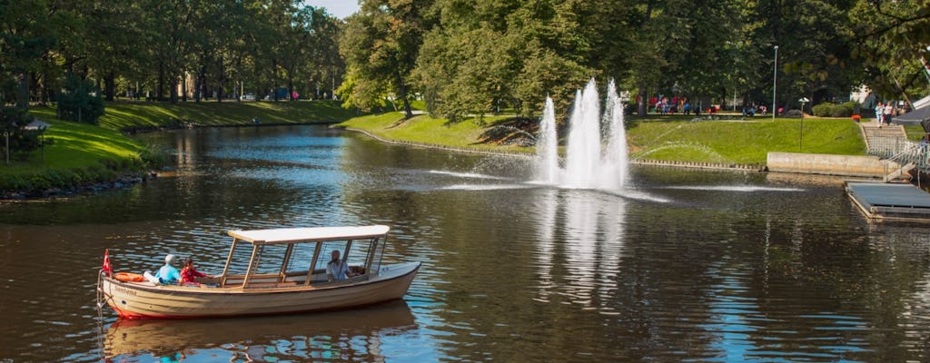 Passeio turístico de barco pelo canal em Riga