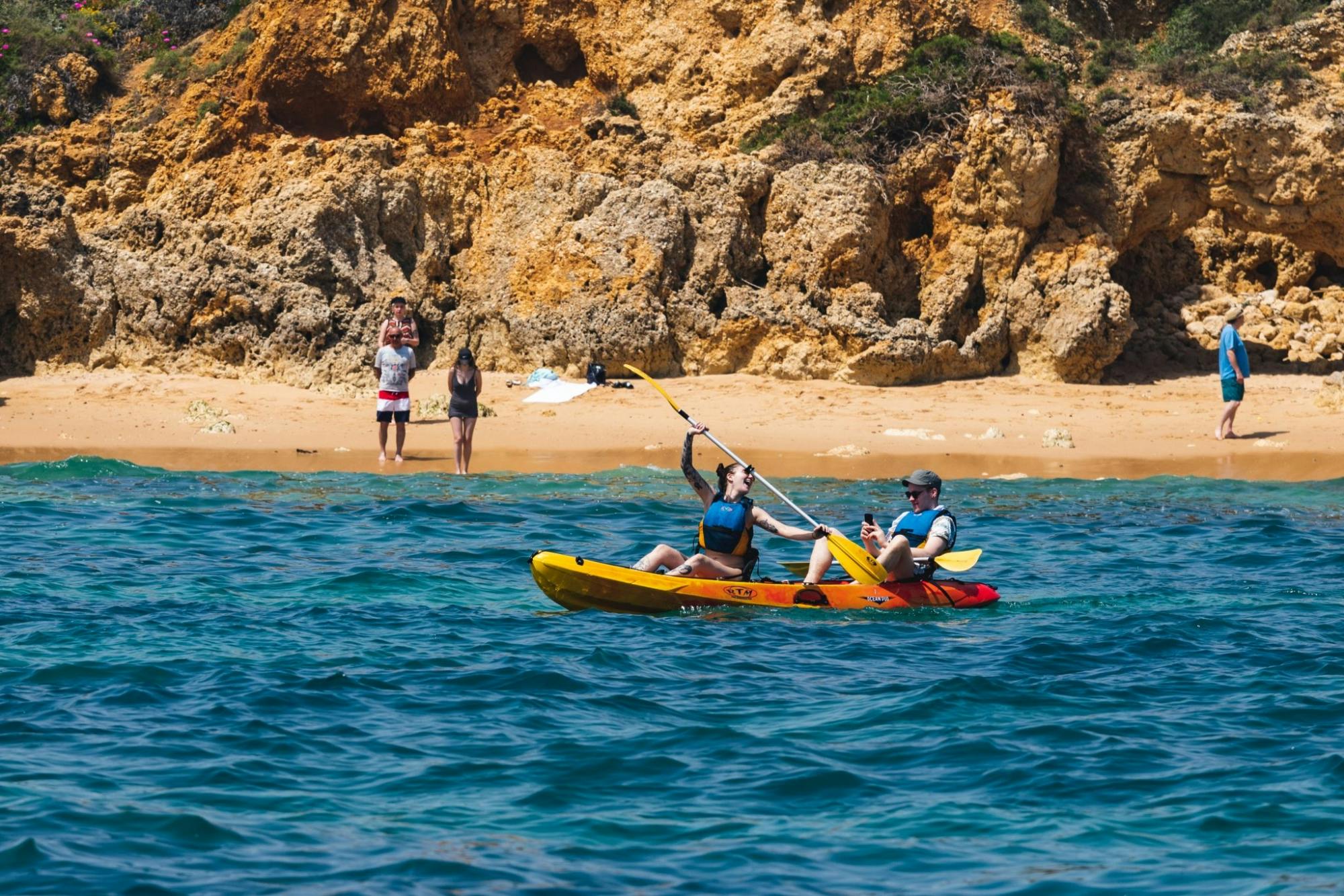 Experiencia guiada en kayak por la costa de Albufeira