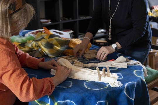 Tie-dye clothes creation class on Lake Maggiore
