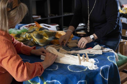 Warsztaty tworzenia ubrań metodą tie-dye nad jeziorem Maggiore