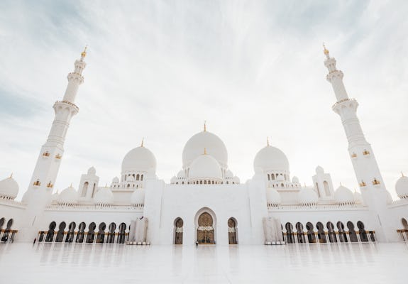 Tour zur Abu Dhabi-Moschee, zum Qasr Al Watan und zu den Etihad Towers ab Dubai