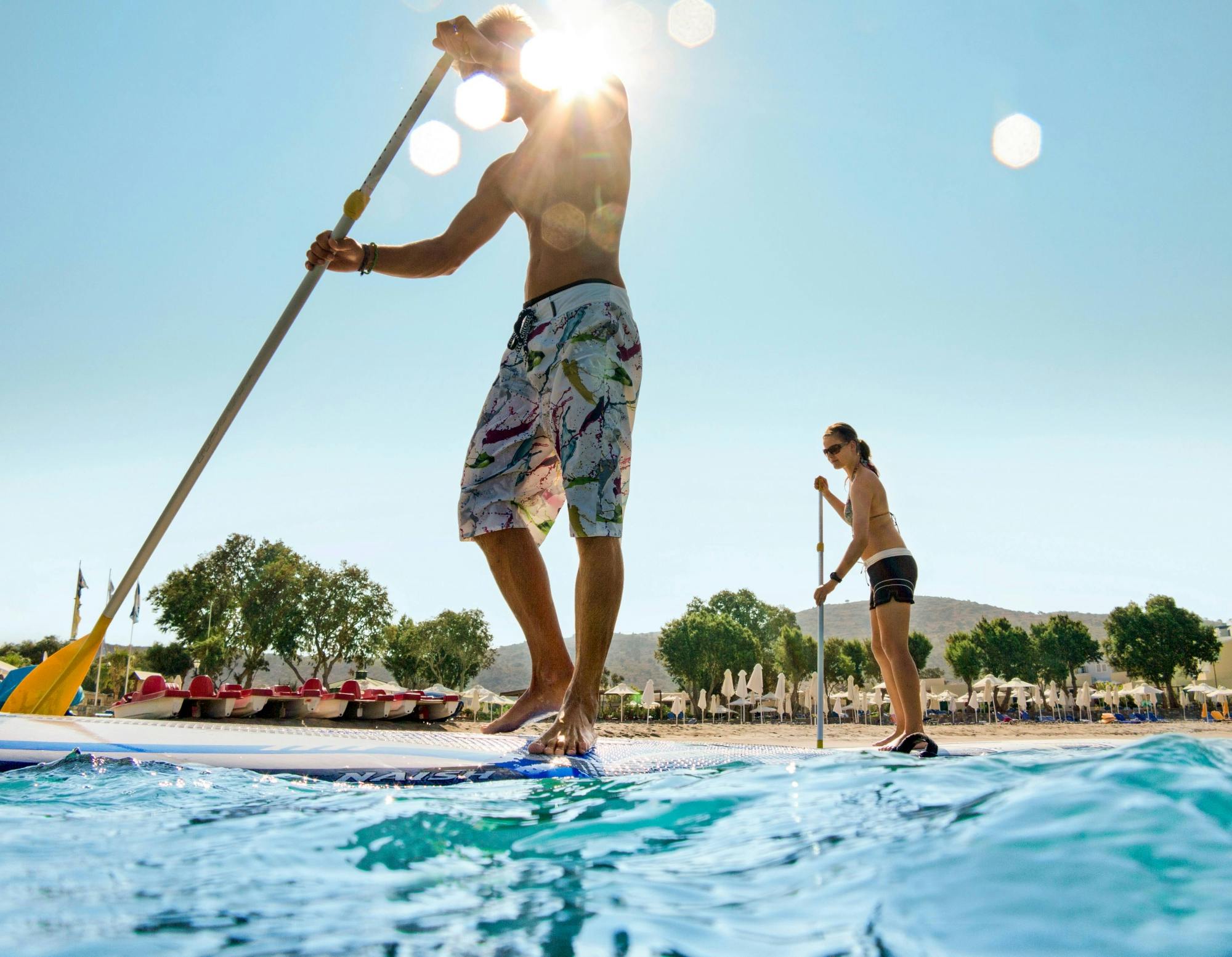 Lezione di paddleboard nella baia di Lygaria