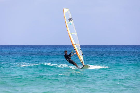 Lezione di windsurf nella baia di Lygaria