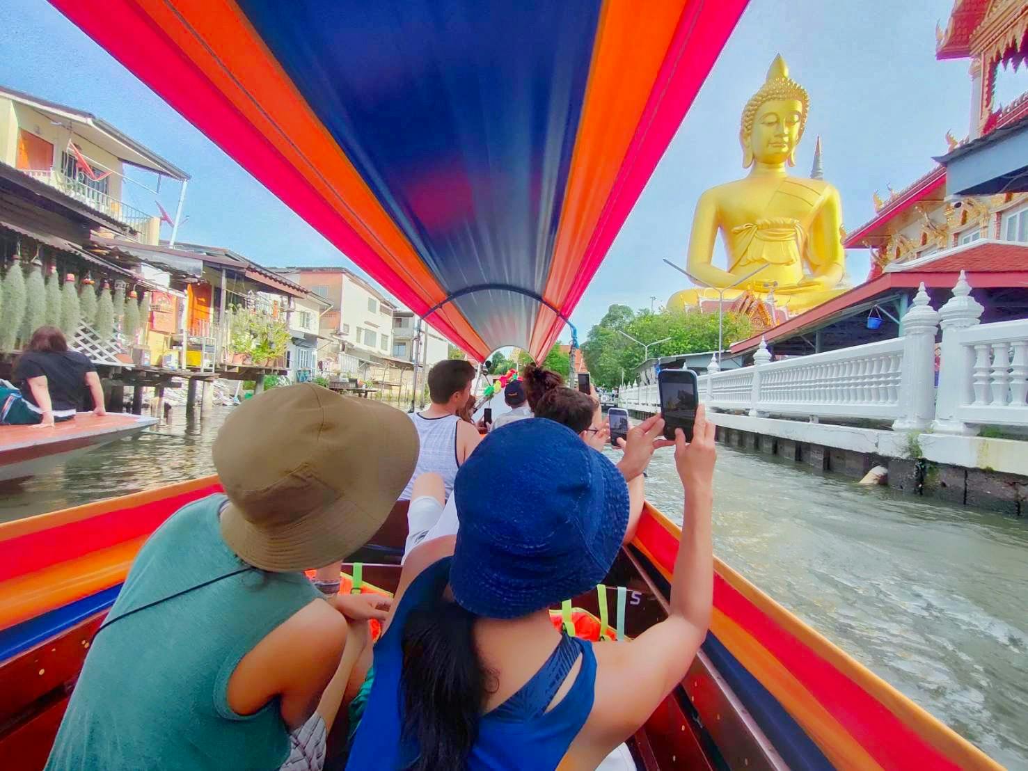 Bangkoks berühmte Kanaltour mit einem Longtail-Boot